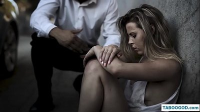 Scéalta Kinky: cailín déagóir gan dídean